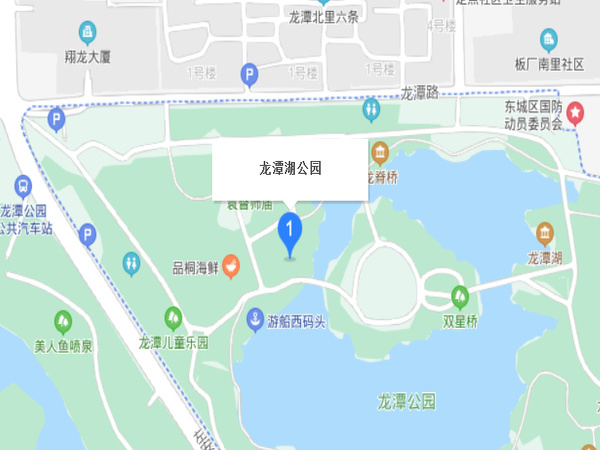 龍?zhí)逗?>龍?zhí)逗挥诒本┦袞|城區(qū)外城東南隅，龍須溝流經(jīng)此地，故命名為“龍?zhí)逗?rdquo;。為古高梁河穿過的地區(qū)，屬海河流域北運(yùn)河支流通惠河支流護(hù)城河水系。因明圍筑外城墻的窯坑積水形成，中華人民共和國建國后，疏挖成三處湖面，面積44.3萬多平方米，并于1980年代建成大型河湖公園（龍?zhí)逗珗@、北京游樂園、龍?zhí)段骱珗@）。也是南城雨水的調(diào)蓄湖泊</ul></div>
<div   id=